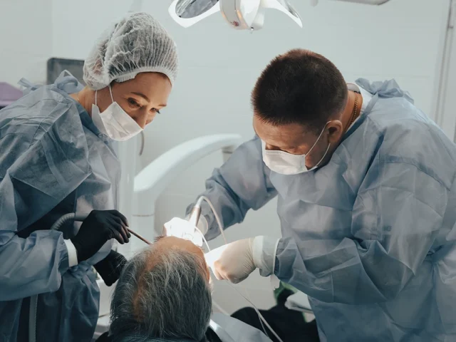 Міфи про імплантацію зубів. У що вірити не варто